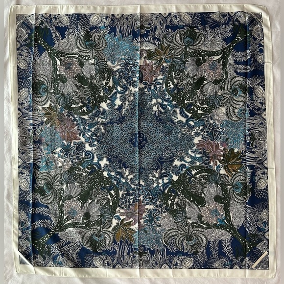 R-2237- Women's Scarf Blue Green Cream Colors NWT - Picture 1 of 8